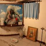 Sulla parete destra un�imponente cornice inquadra la foto di Madre Teresa di Calcutta nell�atto di pregare, immersa tra le nuvole bianche e il cielo azzurro